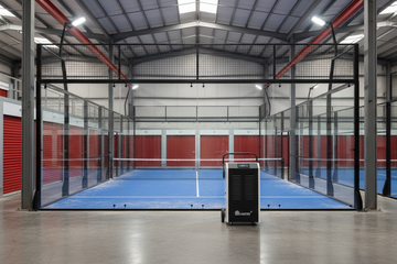 Control de humedad industrial en cancha de pádel indoor con ambiente seco y libre de condensación