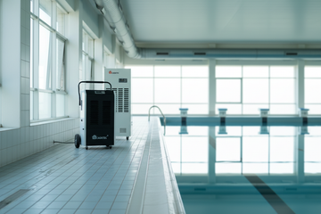Sistema de deshumidificación industrial en piscina cubierta para control de humedad y prevención de condensación