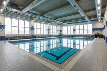 Sistema de deshumidificación industrial en piscina cubierta para control de humedad y prevención de condensación