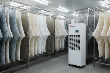 Deshumidificador industrial secando textiles en un cuarto de secado profesional