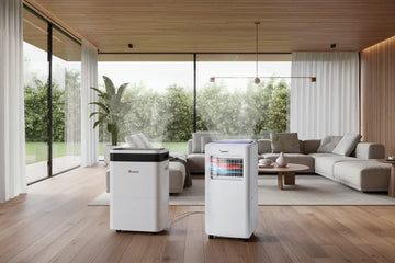 Deshumidificadores portátiles en sala moderna con ventanales y sofá, clima controlado